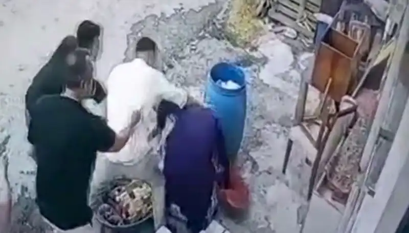 Başakşehir'de Baba ve Oğul, "Bidon" Tartışmasında Kadını Darbederken Kayıt Altına Alındı