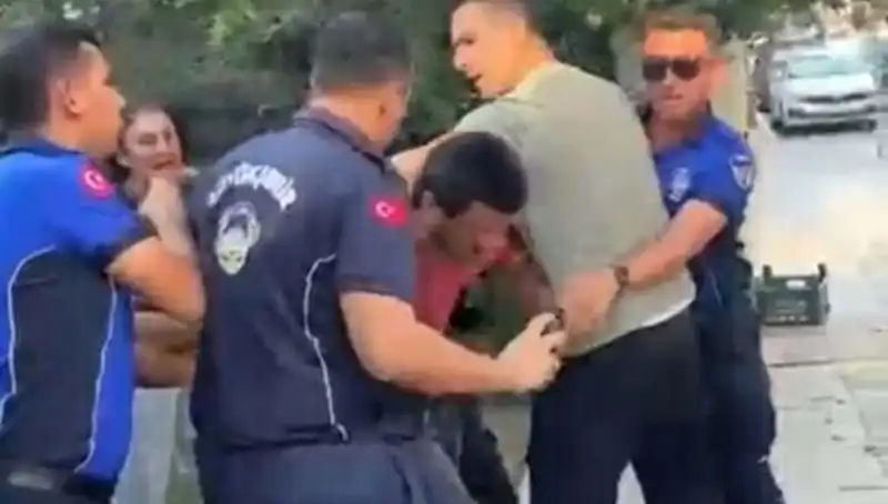Seyyar Satıcıya Sokakta Dayak: Zabıta Olayı Alevlendirdi