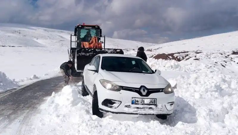Muş’ta Yeni Kar Yağışı Hayatı Felç Etti: 60 Kişi Mahsur Kaldı