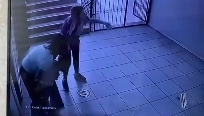 Öğretmen Sınıfta Uyguladığı Heimlich Manevrası ile Öğrencisini Hayata Döndürdü