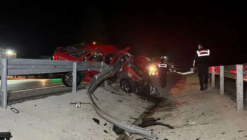 Bariyerlere Çarpan Otomobilin Korkunç Kazası: İki Can Aldı