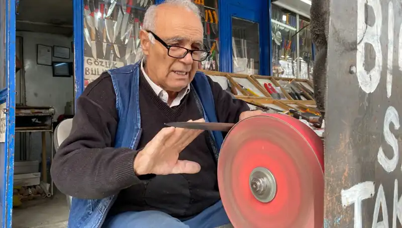 81 Yaşında Mesleğine Aşık: Erhan Amca’nın Hikayesi