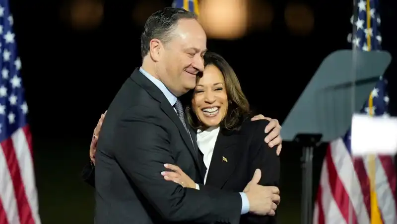 Trump, Kamala Harris’in Eşini Görevden Aldı: Siyasi Kriz Büyüyor