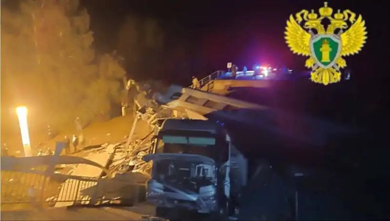 Rusya'da Üzücü Olay: Köprü Çöktü, Tren Raydan Çıktı!