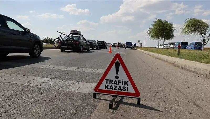 Adana'da Kamyon ve Otomobil Çarpıştı: Ölüm ve Yaralanmalar Yaşandı