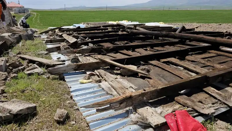 Bitlis'te Şiddetli Fırtına, Çatılar Havada Uçuştu!