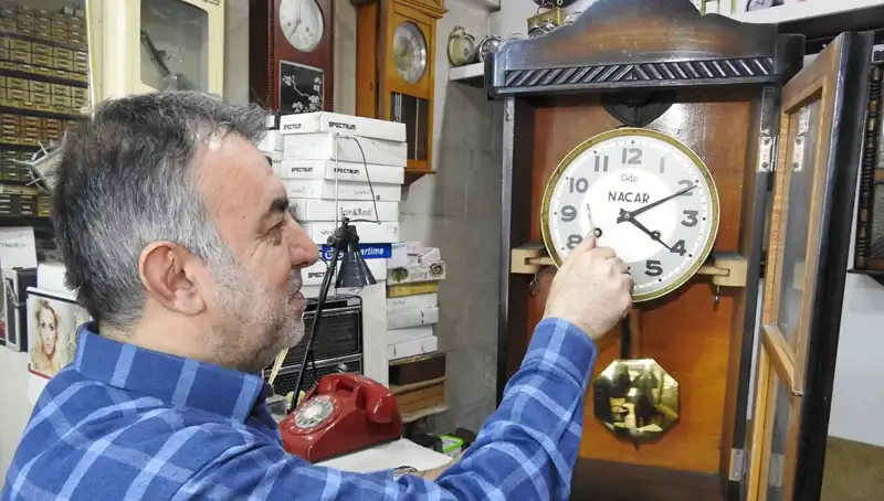 Eski Saatlerin Ustası: 10 Metrekarede Tarihi Yeniden Canlandırıyor