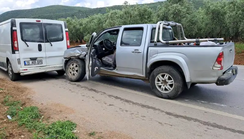 Bursa'da Minibüs ve Kamyonet Çarpışması: İki Yaralı Kapıdan Çıktı