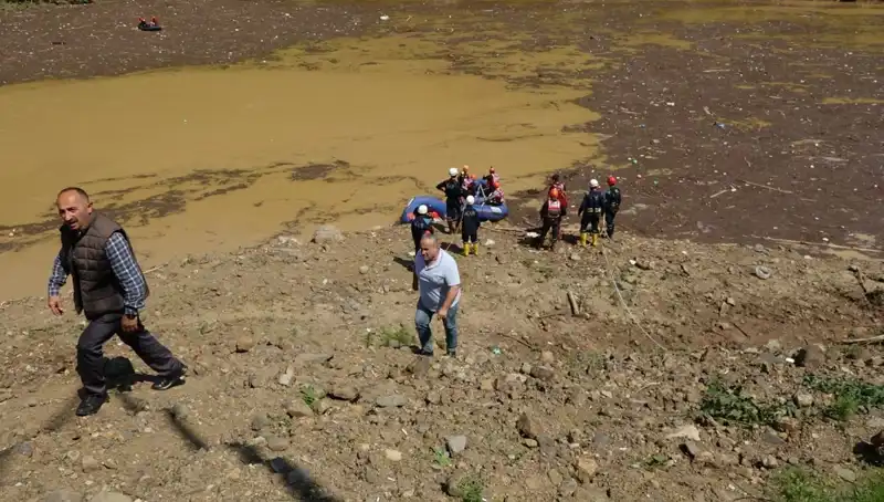 Trabzon'da Sel Anında Dram: Su Tahliye Eden Adamın Korkunç Anları