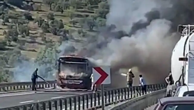 İzmir'de Olay: Belediyeye Ait Otobüs Alev Alev Yandı, Yolcular İkna ile Tahliye Edildi