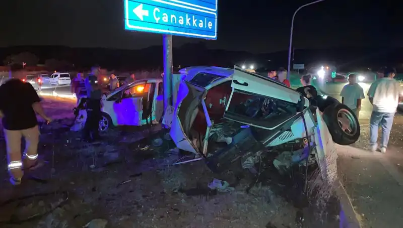 Çanakkale’de Korkunç Kaza: İki Otomobil Çarpıştı, Yaralılar Hastaneye Kaldırıldı