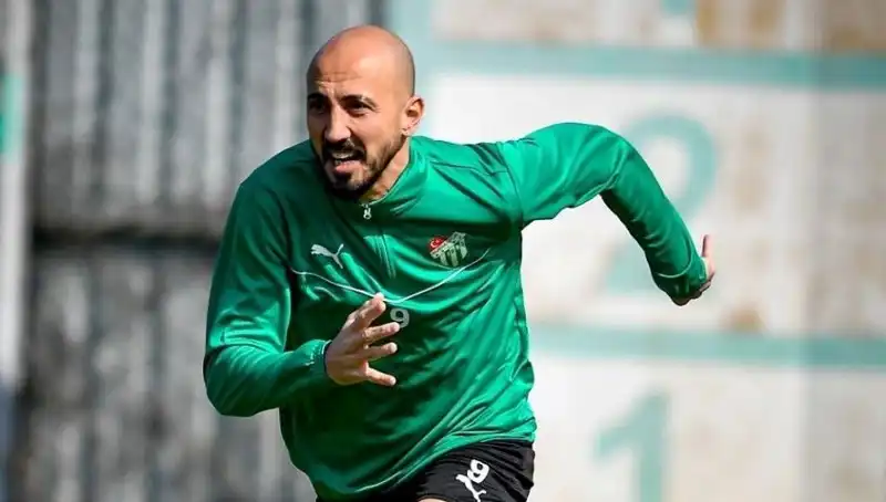 Türk Milli Futbolcusunun Kariyerine 2. Lig'de Devam Etme İhtimali