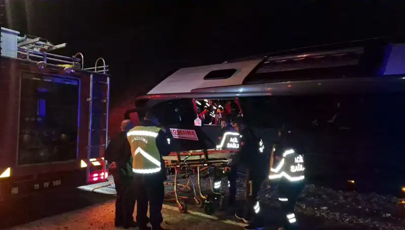 Festival Dönüşünde Feci Kaza: 23 Yaralı Tur Otobüsü Kaza Yaptı