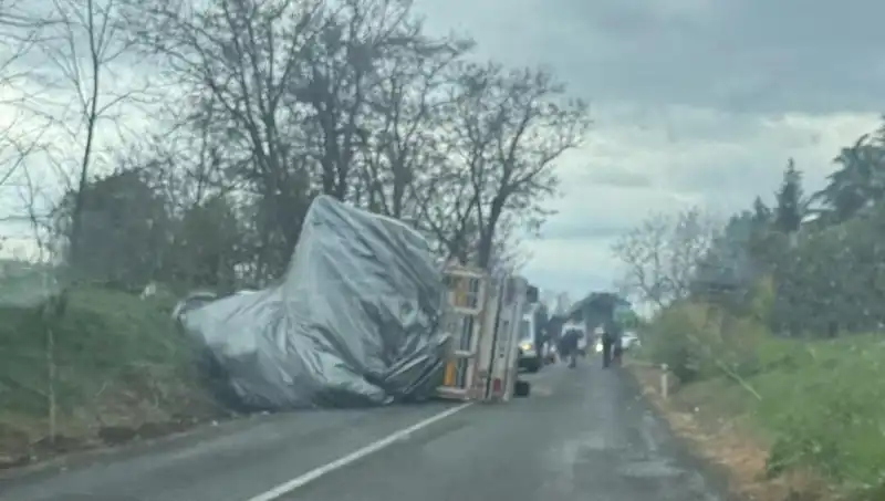 Tekirdağ'da Saman Yüklü TIR Devrildi: Olayın Detayları ve Yaralı Durumu