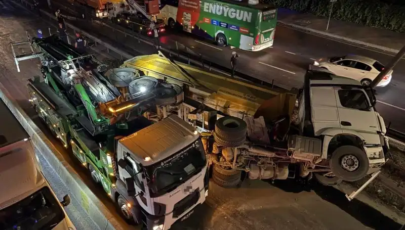 Moloz Yüklü Hafriyat Kamyonu Devrildi: Olayla İlgili Detaylar