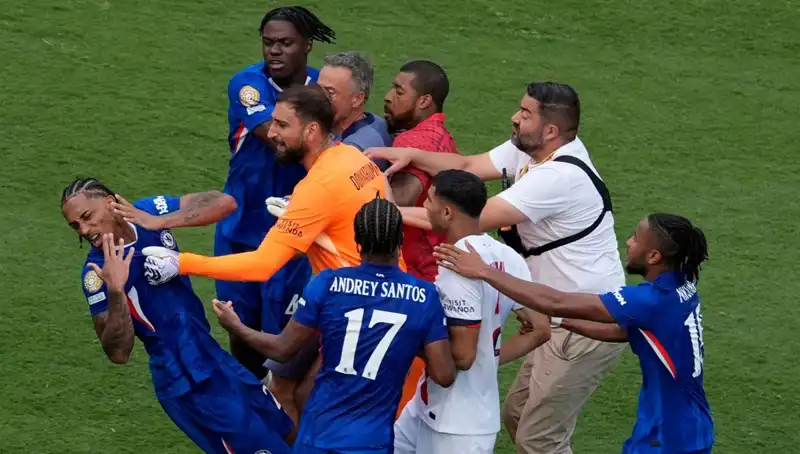 Dev Final Sonrası Şok Gelişme: Teknik Direktör Futbolcuya Yumruk Atınca Ortalık Karıştı!