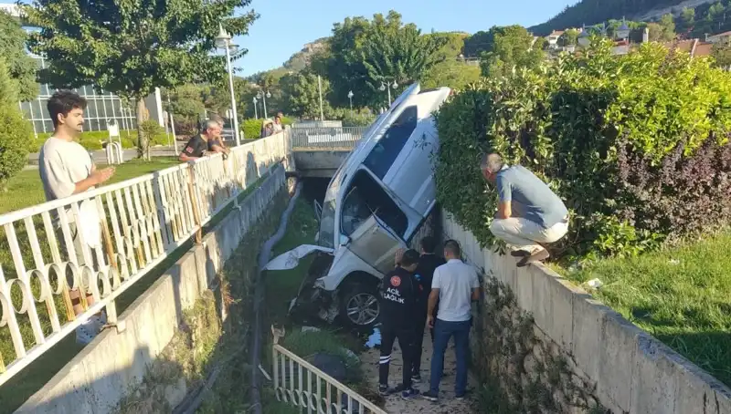 Muğla’da Direksiyon Kıran Sürücü İki Araca Çarptı, Kaza Sona Erdi!