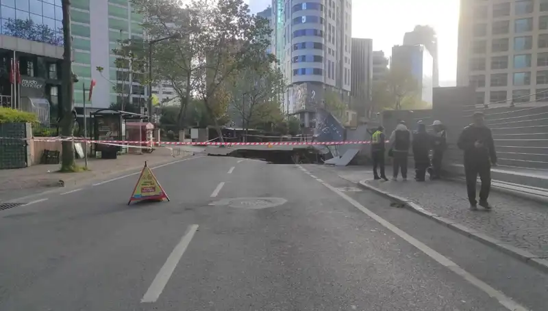 Sarıyer'de Yol Çökmesi: Cadde Trafiğe Kapalı!