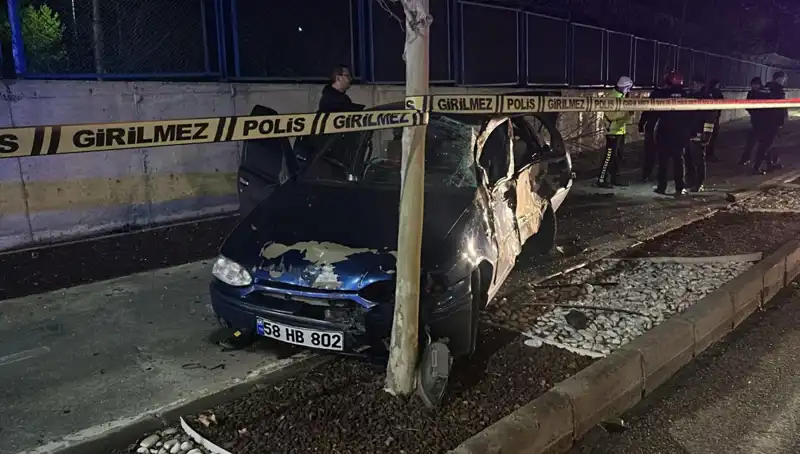 Sivas'ta Trafik Kazası: Ağaca Çarpan Araçta Hayatını Kaybeden Genç Şok Etmiştir