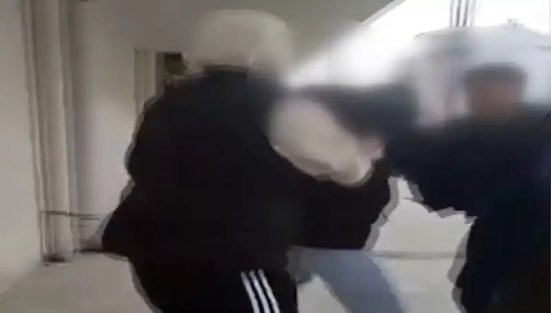 Sokakta Akran Zorbalığı: Gençler İçin Güvenli Alanlar Tehlikede!