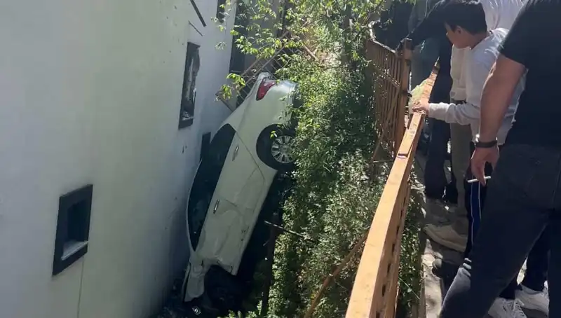 Kağıthane'de Korkunç Kaza: Metrelerce Sürüklenen Araçların Şok Edici Anları!