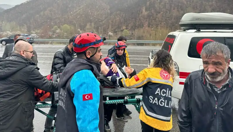 İstinat Duvarına Çarpan Otomobilde 5 Kişi Yaralandı: Olayın Ayrıntıları