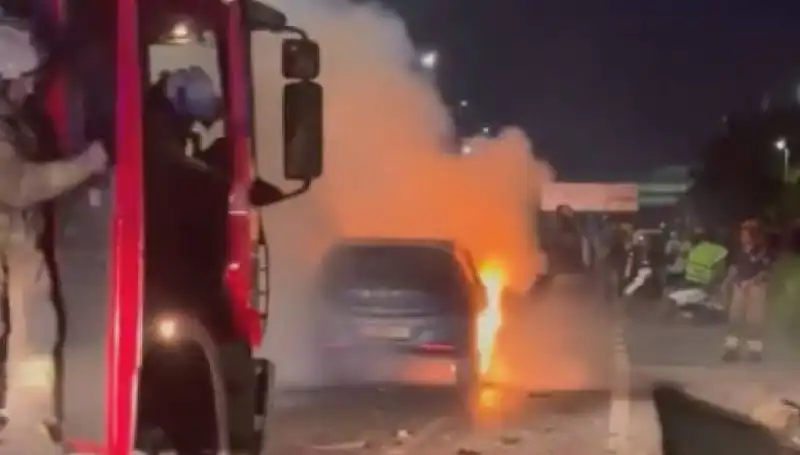 Otoyolda Korkutan Kaza: Araç Bariyerlere Çarptı ve Alev Alev Yandı