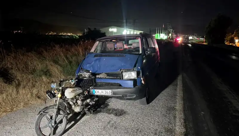 Söke'de Feci Kaza: Minibüs Motosiklete Çarptı, Üç Kişi Yaralandı!