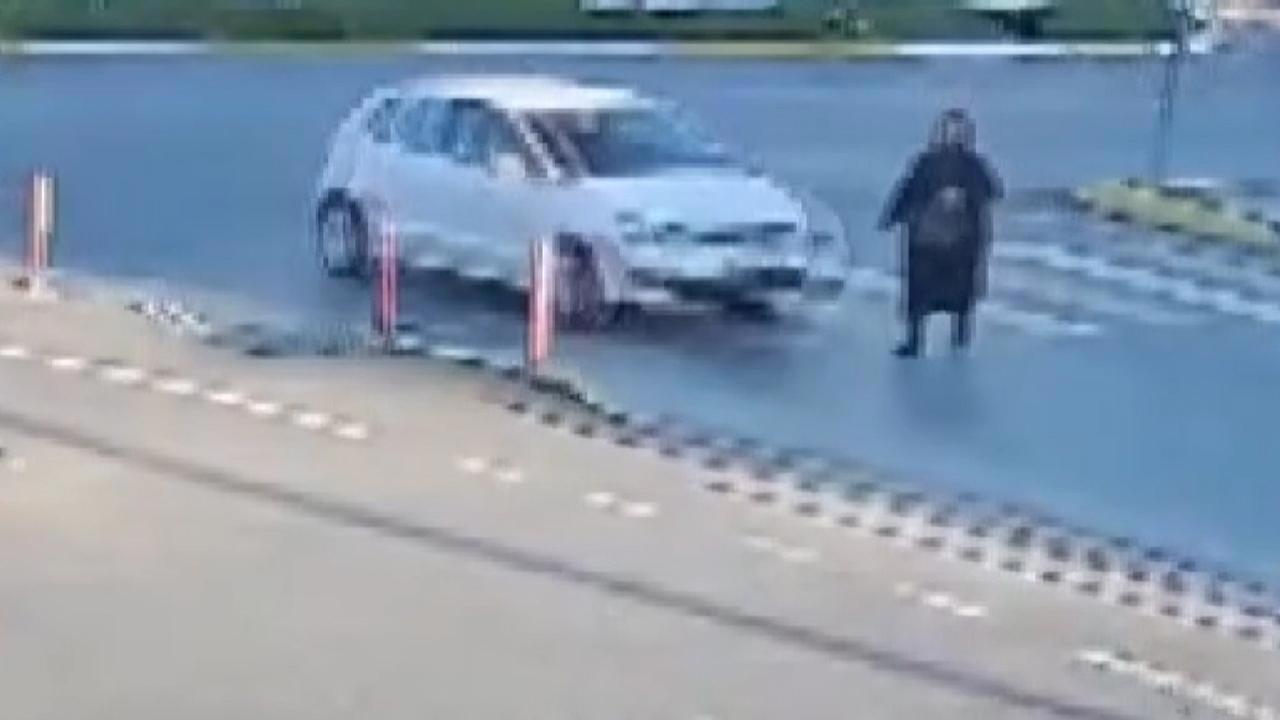 İki Trafik Kazası Bir Arada: Araba Çarptı, Yardım Beklerken İkinci Kaza