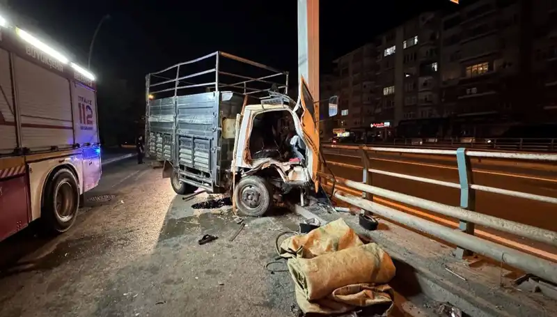 Kamyonet Yön Tabelasına Çarptı: Sürücü Hastanelik Oldu!