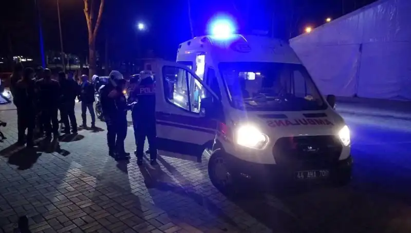 İki Grup Arasında Parkta Gerilim: Silahlı Kavga Kanlı Başladı!