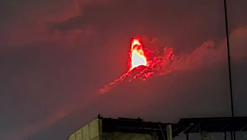 Fuego Yanardağı'ndan Tüyler Ürperten Patlama: 30.000 Kişi Tehlikede!