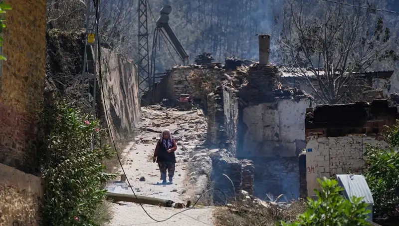 İzmir ve Bilecik’te Yangın Felaketi: 415 Bina Küllere Döndü