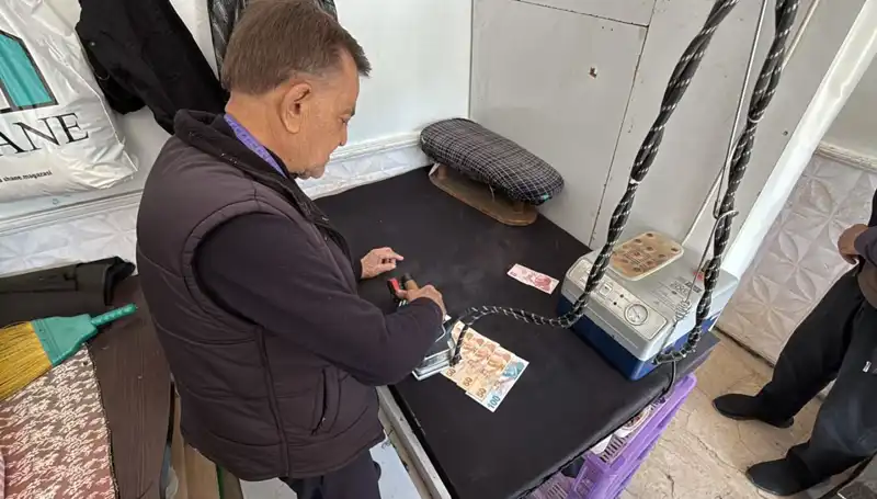 47 Yıllık Terzi Ahmet’in Paralarla Çarpıcı Kuralı: Ütülüyor!