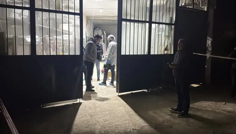 İş Yerinde Korkunç Cinayet: Üzerini Battaniye ile Örtüp Kaçtılar!