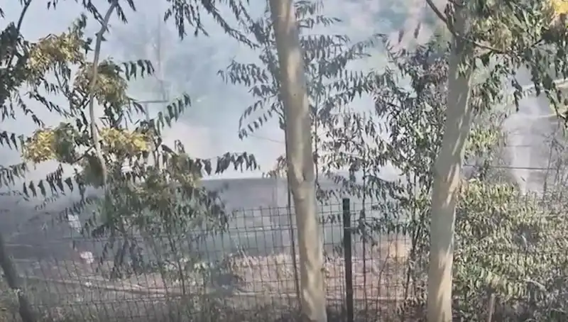 Sultangazi'de Gece Gökyüzünü Alevler Sarstı: Otluk Alanda Yangın Sonrası Gecekondu Tehlikesi