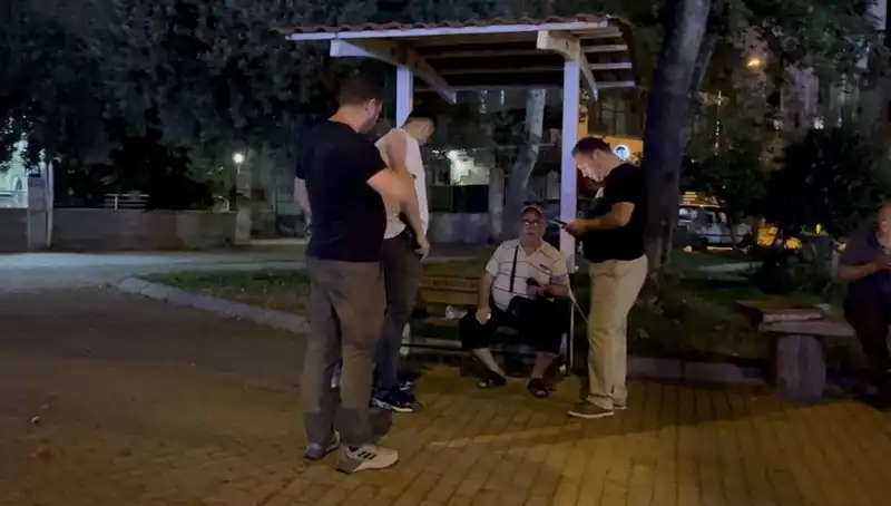 Kısmı Görme Kaybı Olan Adamın Telefonuna Gardiyan Gibi Çalındı!