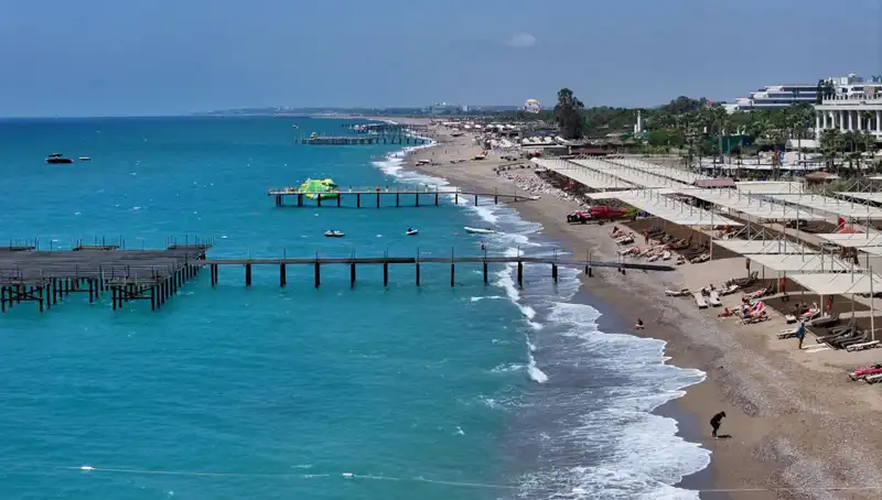 Antalya Sahillerinde Güneşli Hava Keyfi Başladı: Yazın Tadını Çıkarın!