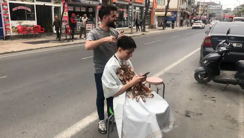 Deprem Anında Yarım Kalan Tıraşı Dışarıda Tamamladı, İzleyenler Şaşkın!