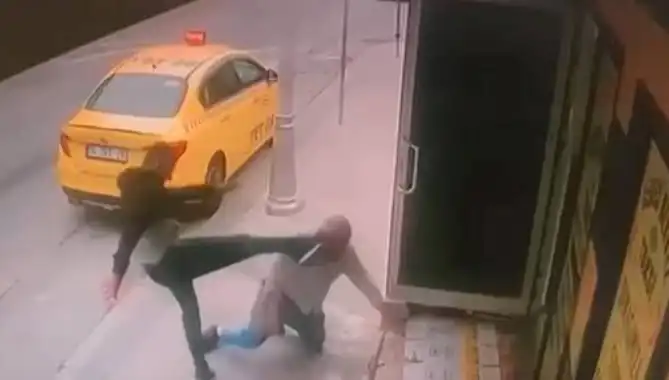 Taksi Durağında Yaşanan Dehşet: Oğlunun Alacaklısı İle Büyük Kavga