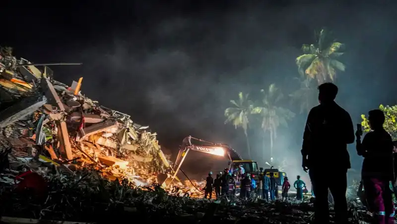 Myanmar'da Yürekleri Isıtan Olay: Üç Gün Sonra Enkazdan Sağ Çıkan Kişi