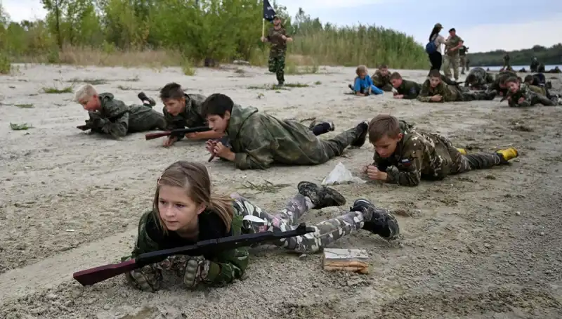 Rusya'da 8 Yaşındaki Çocuklar Askeri Eğitime Alınıyor: Tehlikeli Oyun Mu?