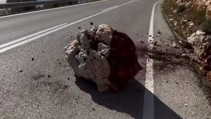Kaş'ta Yağmur Sonrası Yamaçtan Düşen Kayalar Panik Yarattı!