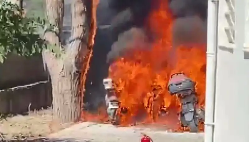 Park Halindeki Motosikletler Korkunç Bir Yangında Alev Alev Yandı