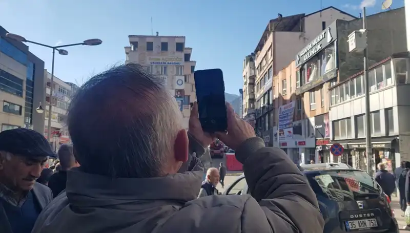 Çatıya Çıkan Kişiyi Görmek İçin Birbirleriyle Yarıştılar!
