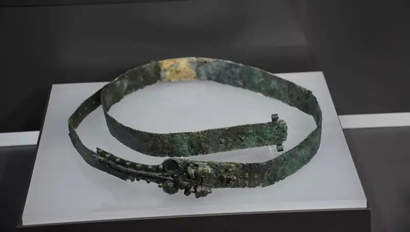İki Bin 600 Yıllık Ateş İzi: Aslan ve Yılanlı Kemer İzmir'de Sergileniyor