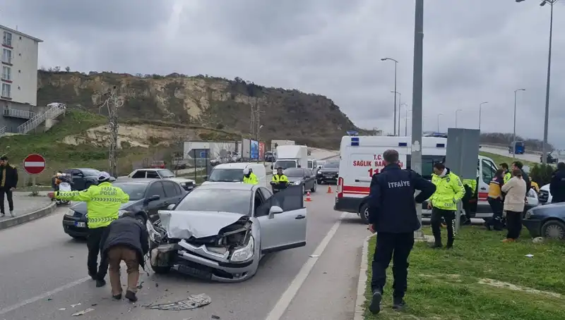 Sinop'ta Otomobiller Çarpıştı: Kaza Sonrası Yaralılar Hastaneye Kaldırıldı