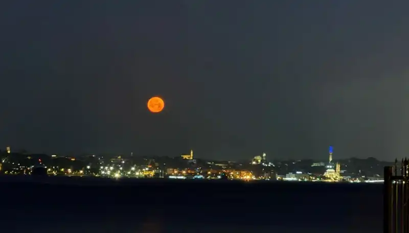 İstanbul’da “Çilek Dolunayı” Fırtınası: Göz Alıcı Manzaralar