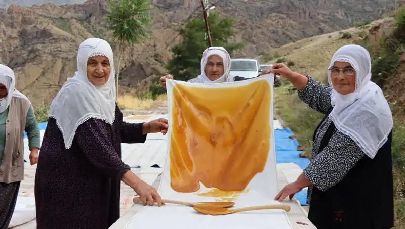 Yazın Sıcak Güneşinde Hazırlanan Geleneksel Unlu Lezzetler