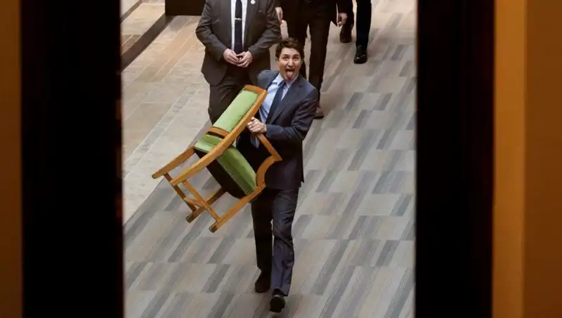 Trudeau, Sandalyeyle Giderken "Halktan Son Kez Çaldı" Dedi
